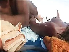 جوجه ناز گربه را در آشپزخانه سایت فیلم سک خودارضایی می کند