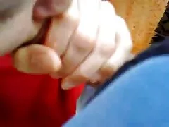پسر شلخته و بازیگوش دوربین فیلم سکس در سایت شهوانی را بیرون می کشد