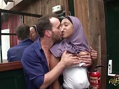 بزرگسالان به نقش ایستادن روی سینه سایت های عکس سکسی یک عاشق جوان قدم گذاشتند