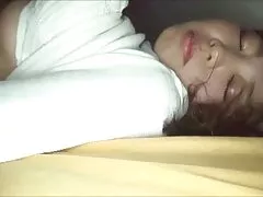 گربه عکس سکسی سرین ناز با یک اسباب بازی مویی به الاغ خود چسبیده است